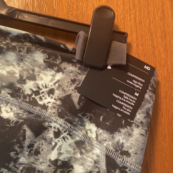 Under Armor- compression high rise ankle legging - Picture 2 of 2